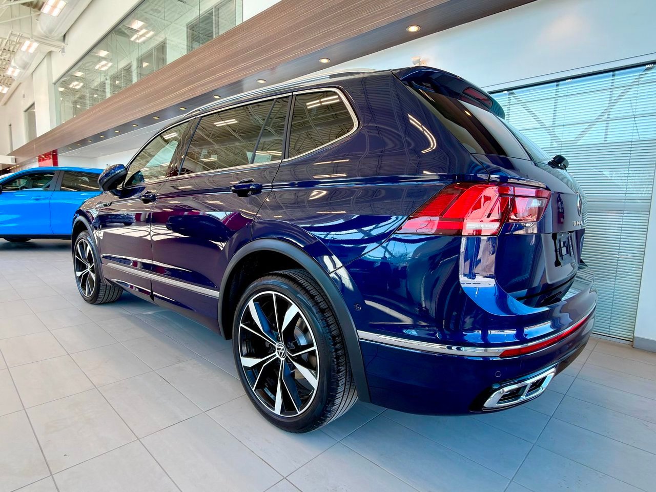 2024 Volkswagen Tiguan Blue Notre-Dame-des-Prairies - photo #10