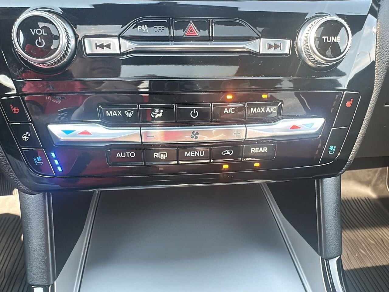 2024 Ford Explorer White Rouyn-Noranda - photo #16