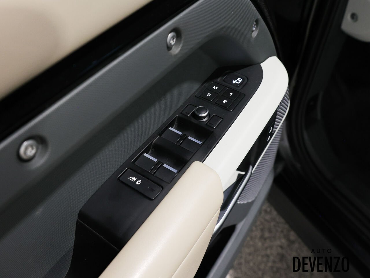 2020 Land Rover Defender Black Saint-Eustache - photo #14