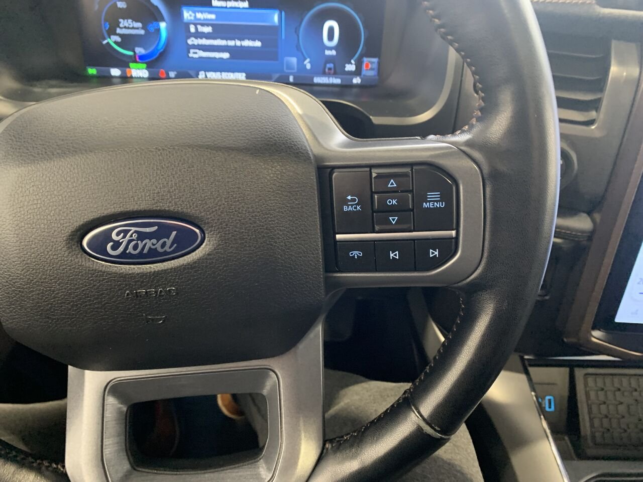 Ford F-150 Lightning LARIAT cabine SuperCrew 4RM caisse de 5,5 pi 2024 Noir Châteauguay - photo #39
