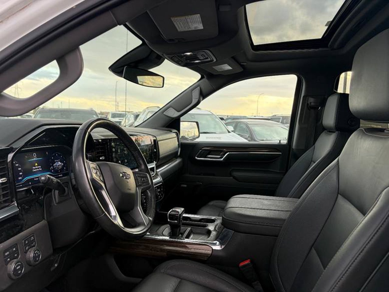 2024 Chevrolet Silverado 1500 4WD Crew Cab 147 RST White Sherwood Park - photo #5