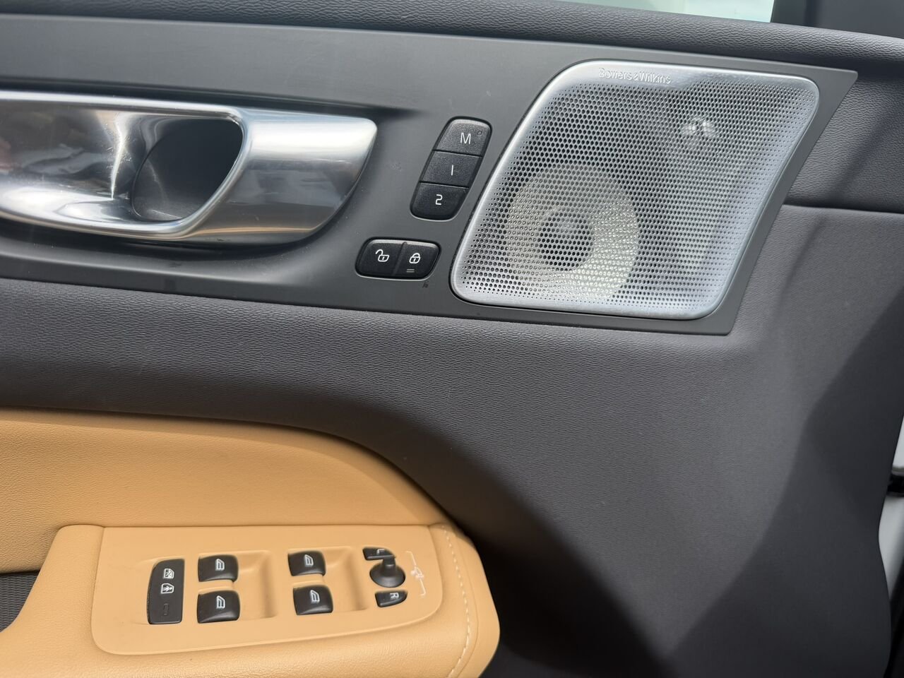 2023 Volvo XC60 B6 Ultimate AWD White Laval - photo #25