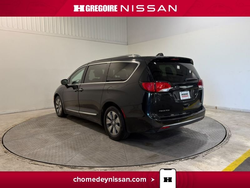 Chrysler Pacifica 2017 Noir Saint-Eustache - photo #5