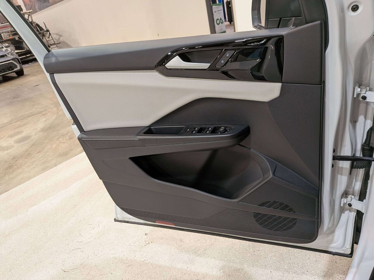 2025 Volkswagen Taos Trendline FWD White Val-David - photo #32