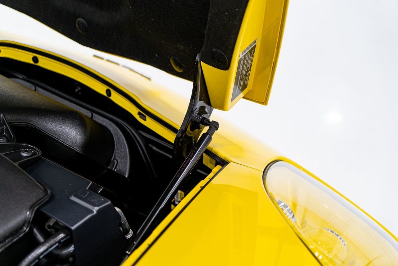 Chevrolet Corvette PRIX EN USD | With Only 900km (563mi) From New With Window Sticker 2008 Jaune Montréal - photo #23