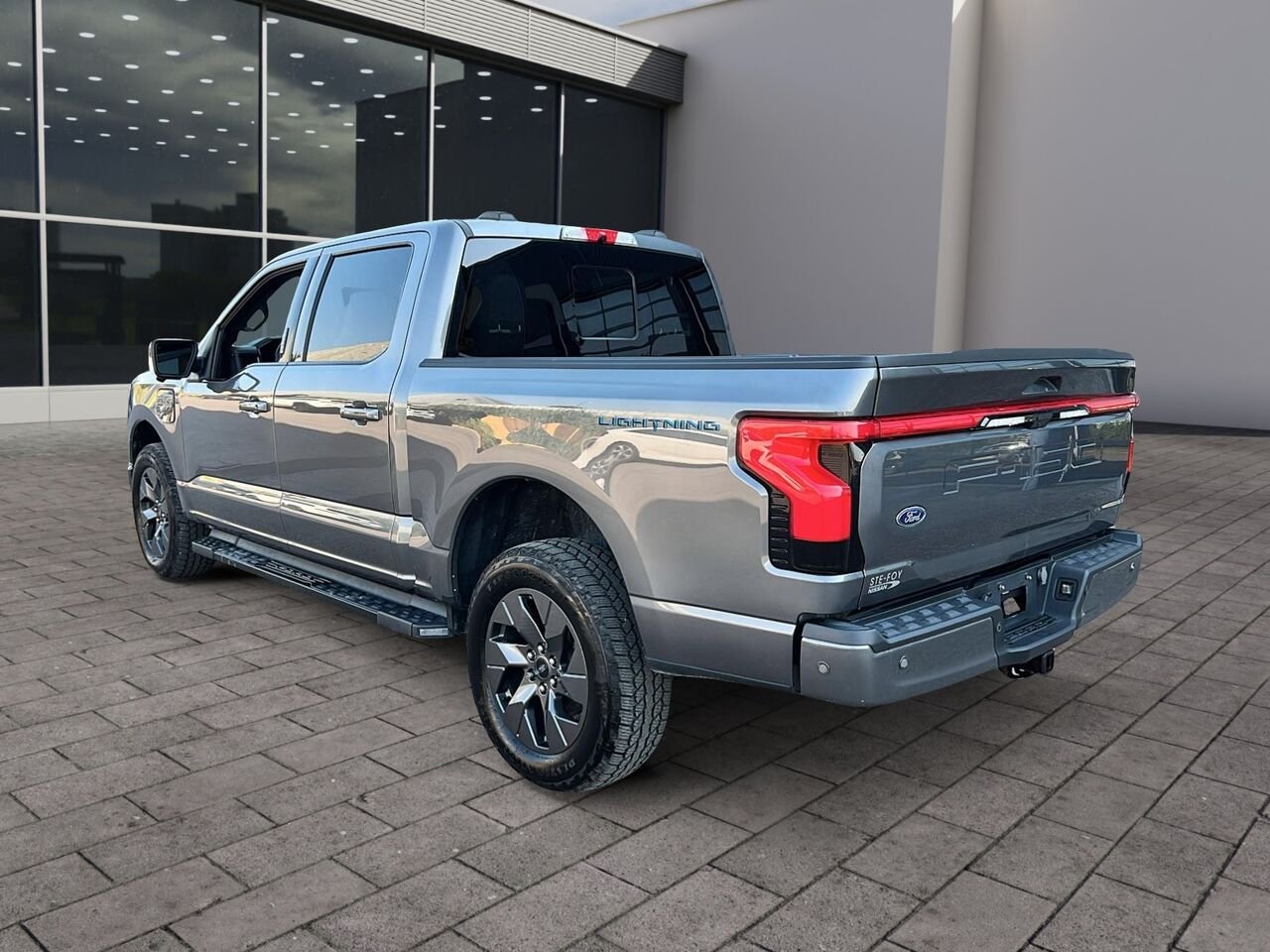 2023 Ford F-150 Lightning LARIAT STANDARD RANGE Grey Québec - photo #3