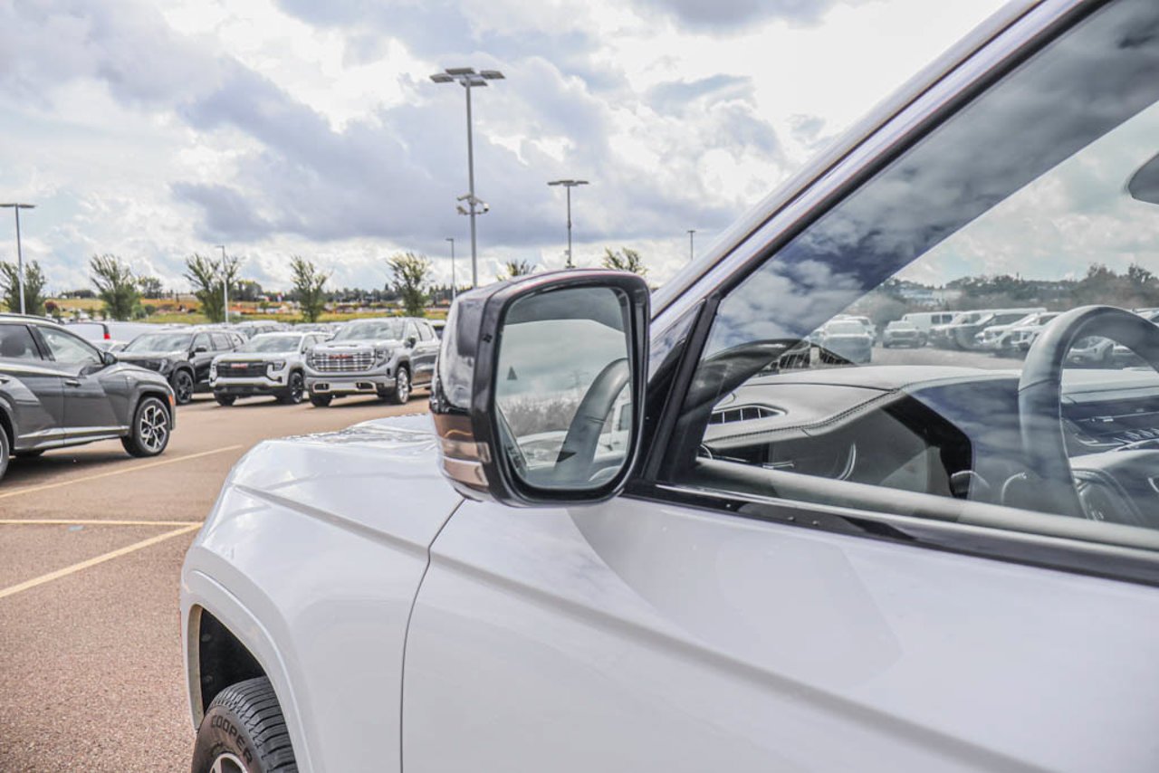 2023 Jeep Grand Cherokee Overland 4x4 White Sherwood Park - photo #13