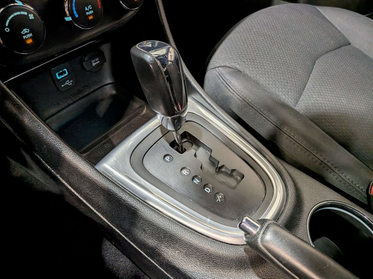 2013 Chrysler 200 4dr Sdn LX Silver Val-David - photo #22