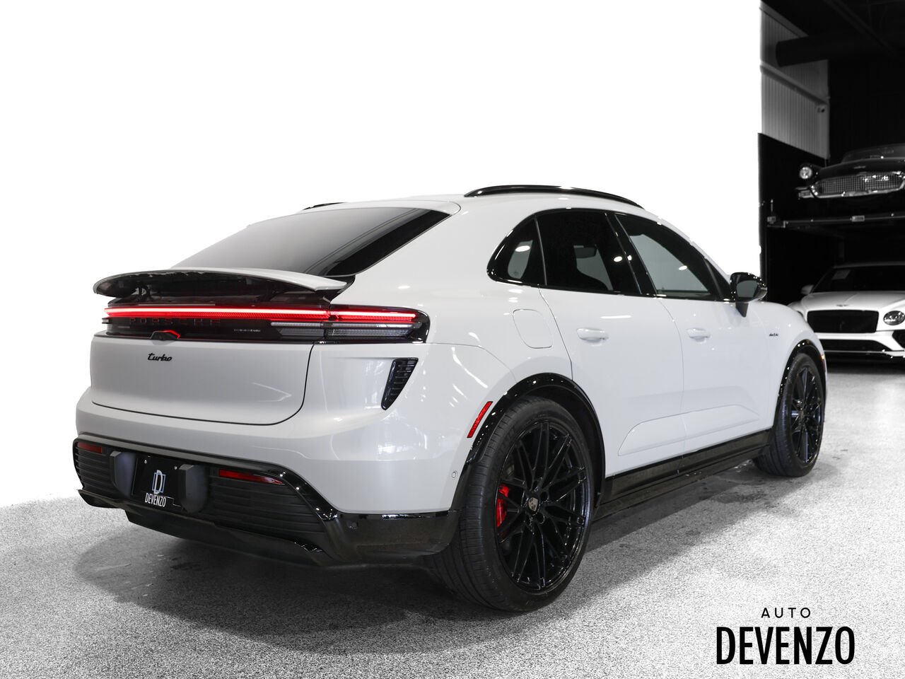 2025 Porsche Macan Grey Saint-Eustache - photo #2