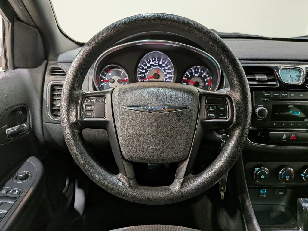 2013 Chrysler 200 4dr Sdn LX Silver Val-David - photo #12