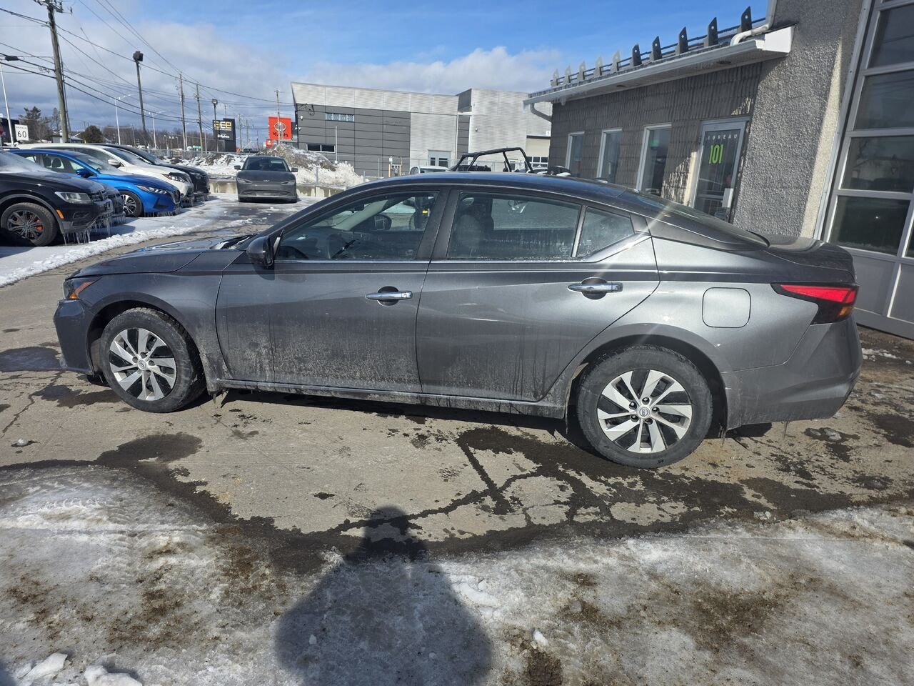 2023 Nissan Altima Black  - photo #2
