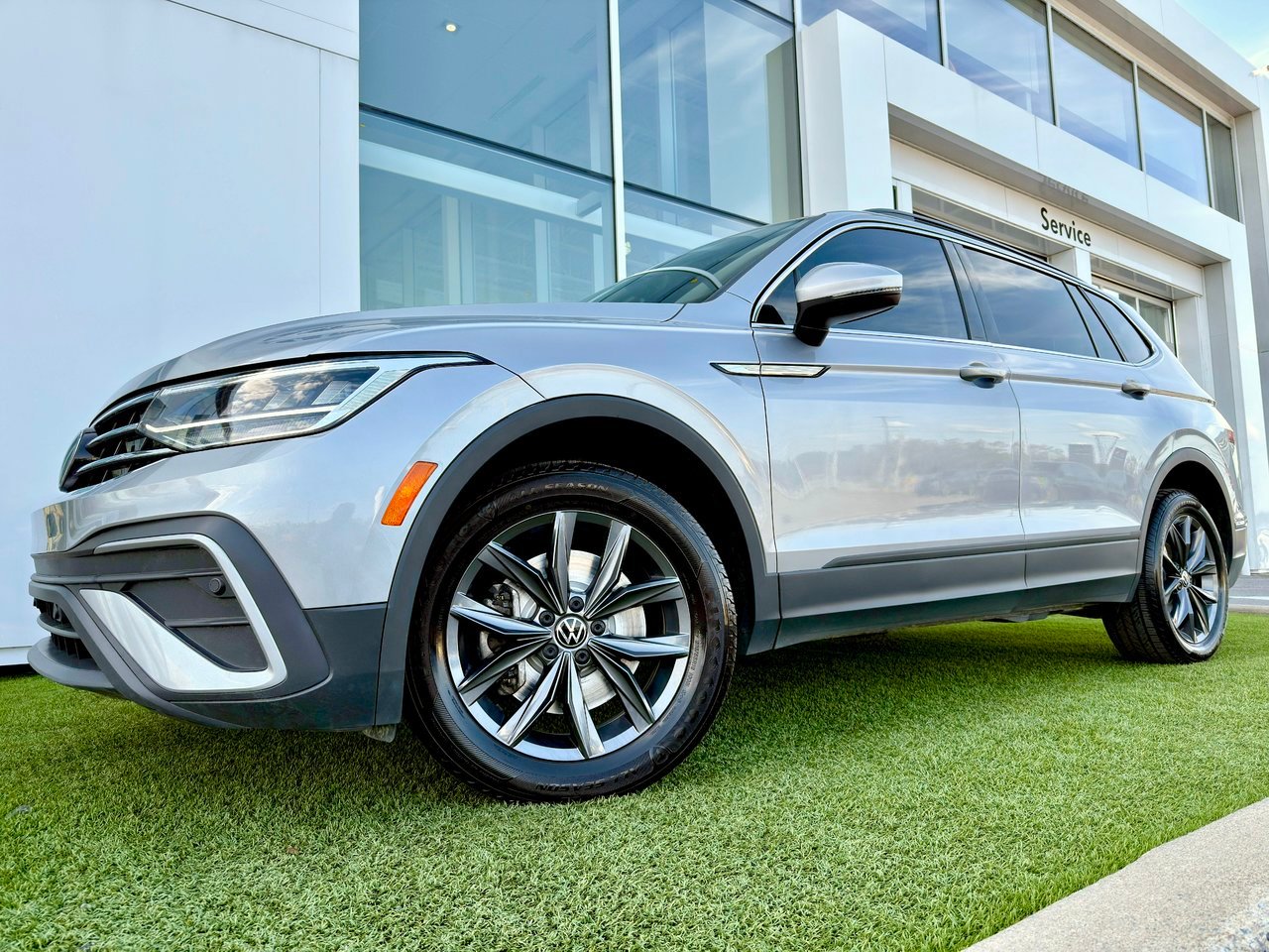 Volkswagen Tiguan 2023 Gris Notre-Dame-des-Prairies - photo #2