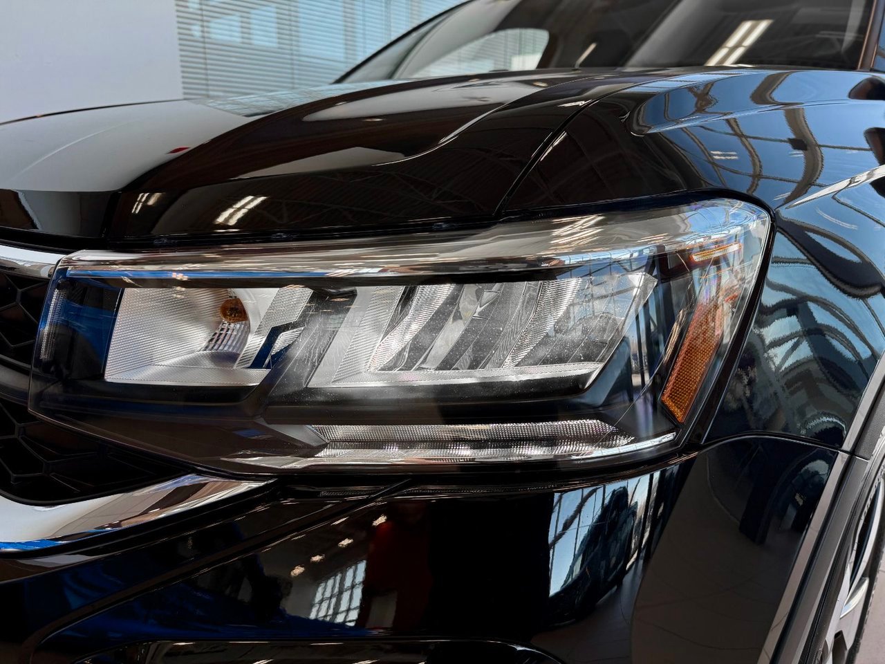 2024 Volkswagen Taos Black Notre-Dame-des-Prairies - photo #4