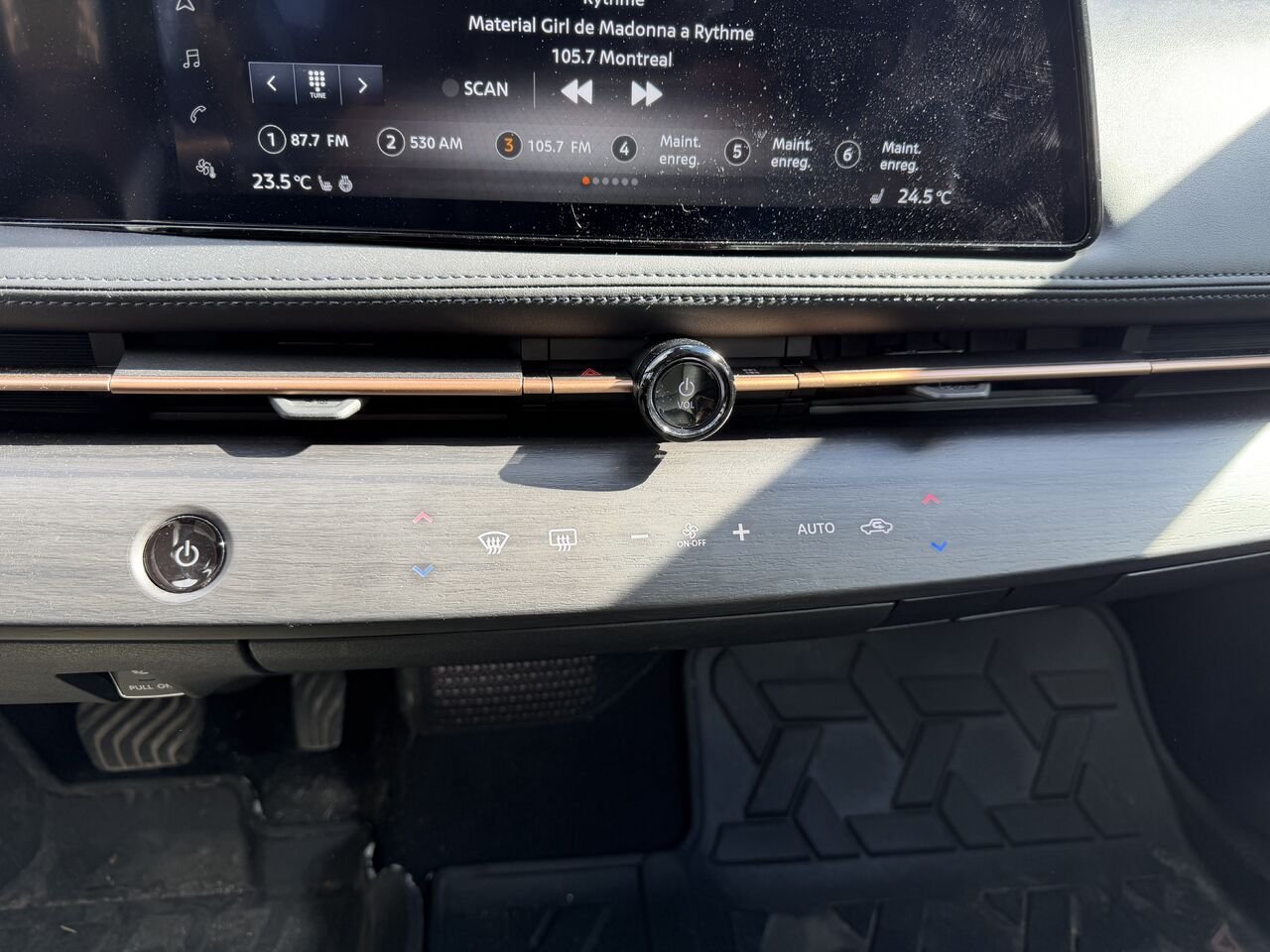 Nissan ARIYA awd carplay jamais accidenté 430 d'autonomie 2024 Blanc Châteauguay - photo #25