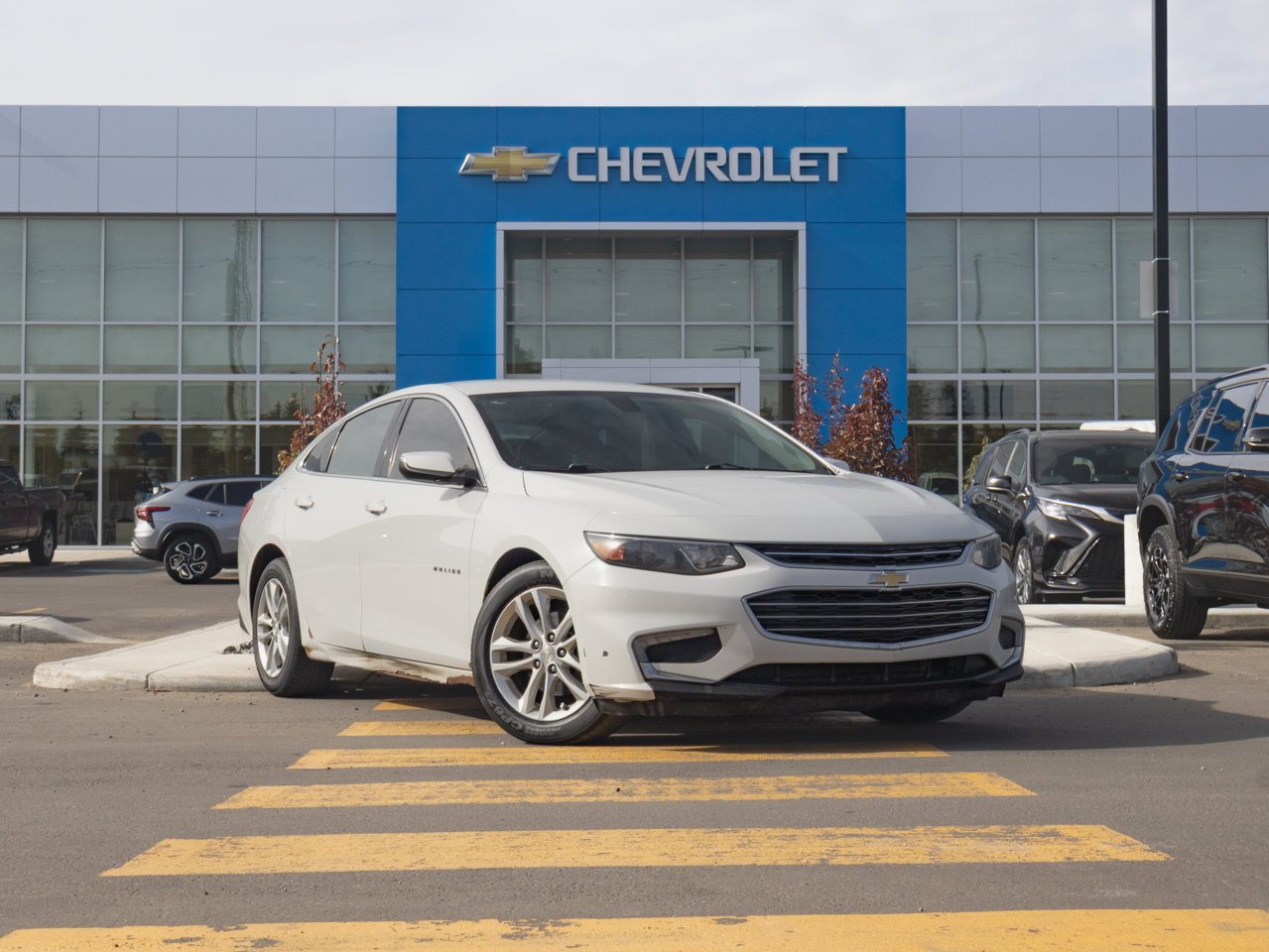 2017 Chevrolet Malibu 4dr Sdn LT w/1LT White Sherwood Park - photo #1