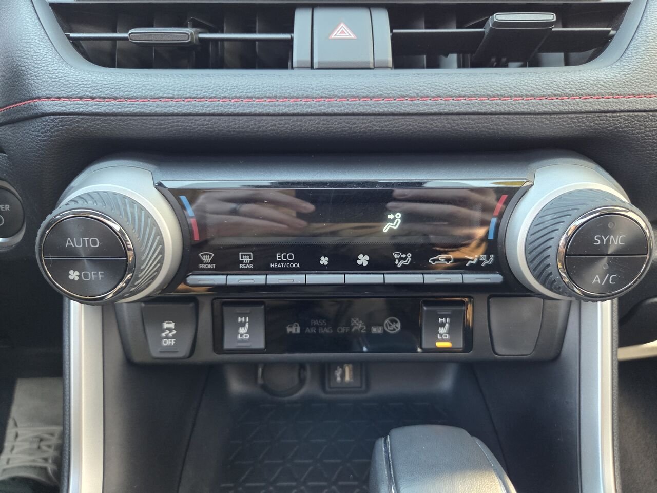 2024 Toyota RAV4 PRIME SE White Mont-Laurier - photo #18