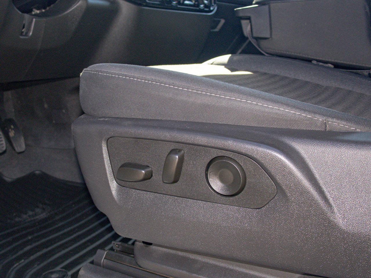 2025 Chevrolet Silverado 1500 4WD Crew Cab 147 LT White Sherwood Park - photo #17