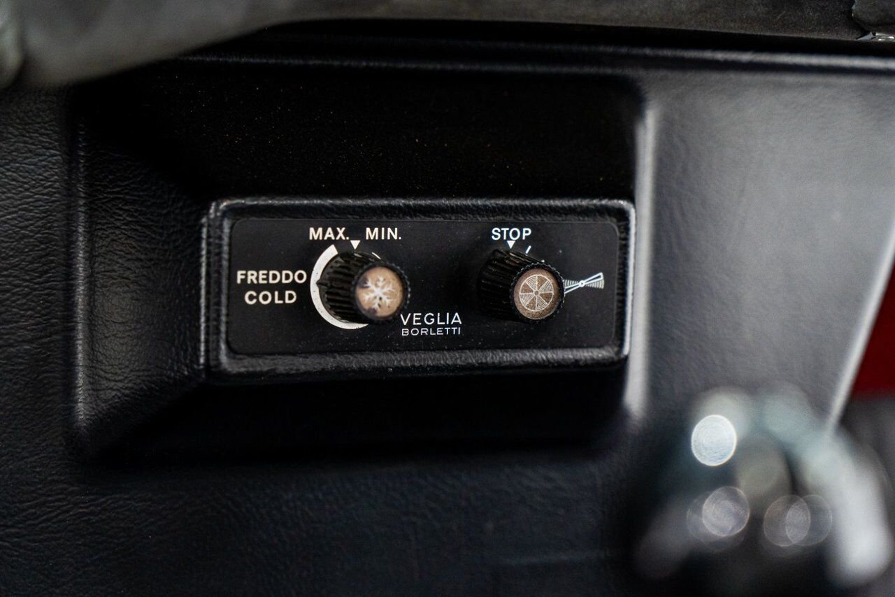 Ferrari 365 GTB4 Daytona 18,301 miles With Orig Books/Tools/ Carbs / Filter Box 1973 Rouge Montréal - photo #77
