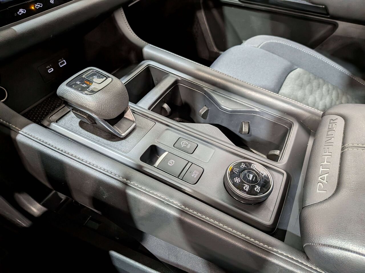 2024 Nissan Pathfinder S 4WD Black Val-David - photo #31