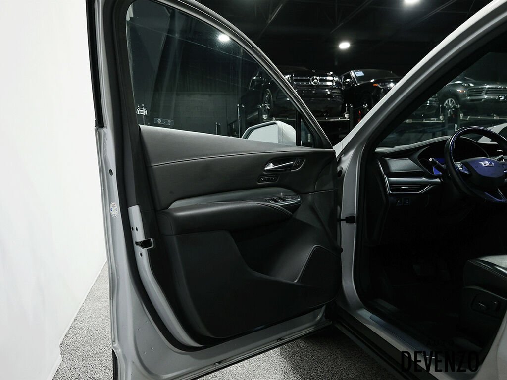 2020 Cadillac XT4 Silver Saint-Eustache - photo #10
