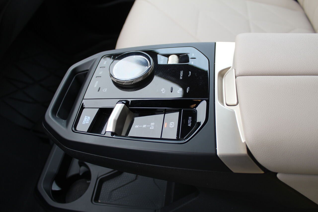 BMW iX VIN: WB513CF07PCK32345 2023 Noir Sainte-Rose - photo #16