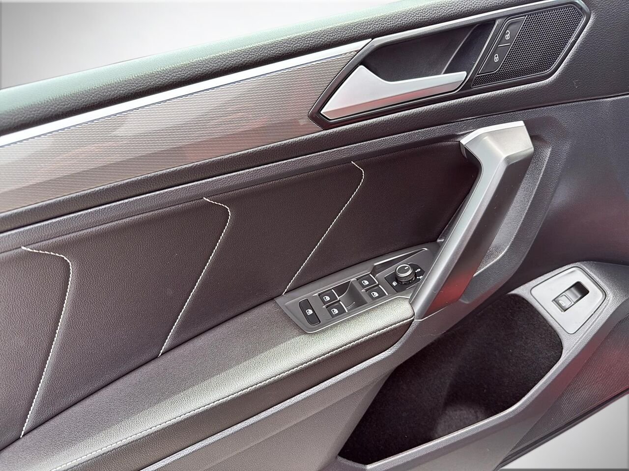 2024 Volkswagen Tiguan Red Saint-Jérôme - photo #10