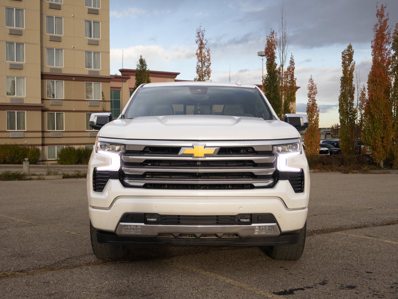 2024 Chevrolet Silverado 1500 4WD Crew Cab 147 High Country White Sherwood Park - photo #2
