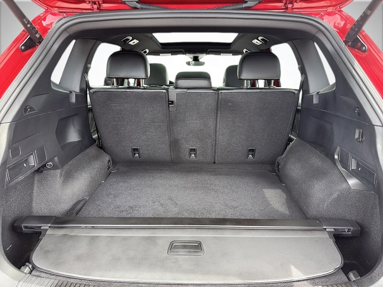 2024 Volkswagen Tiguan Red Saint-Jérôme - photo #5