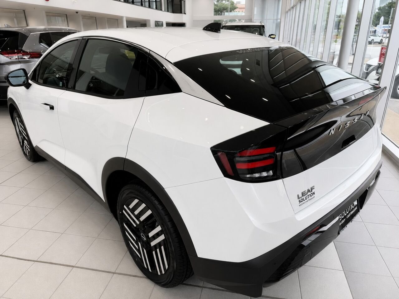 Nissan LEAF SV+ TA 2026 Blanc Everest nacré triple couche Châteauguay - photo #2