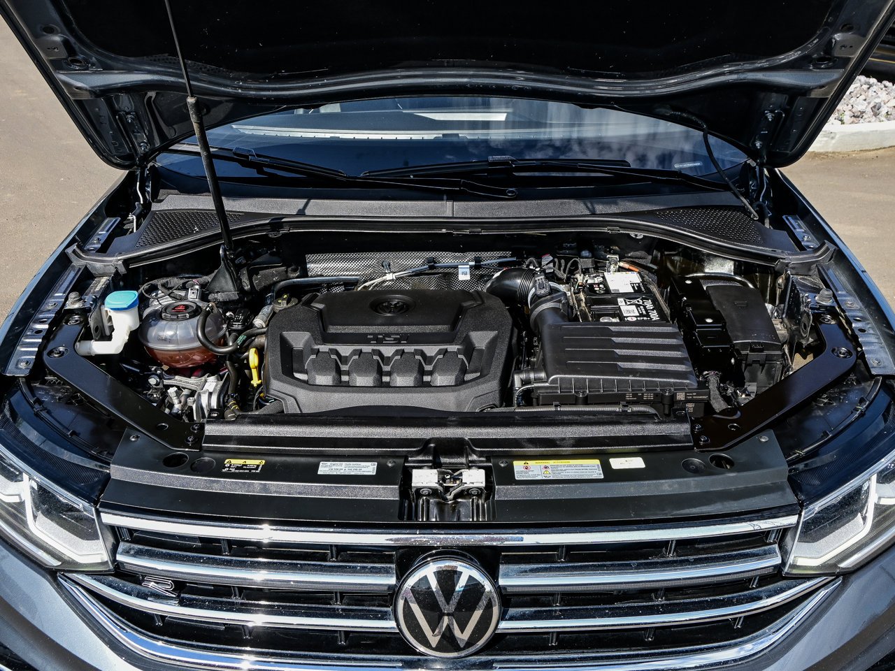 2024 Volkswagen Tiguan Highline R-Line 4MOTION Grey Sherwood Park - photo #8