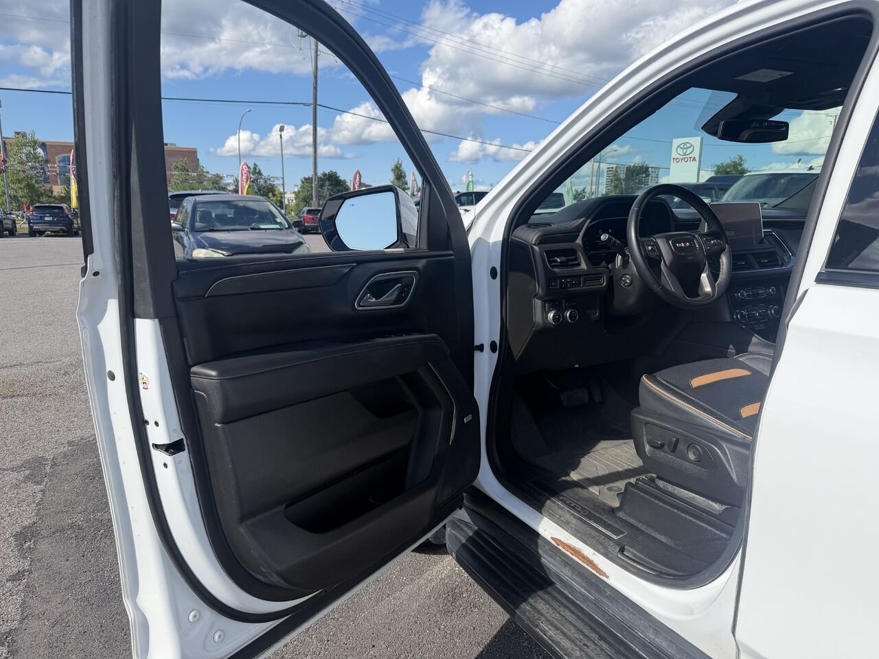 2023 GMC YUKON AT4 AT4 4 portes 4RM White Gatineau - photo #1