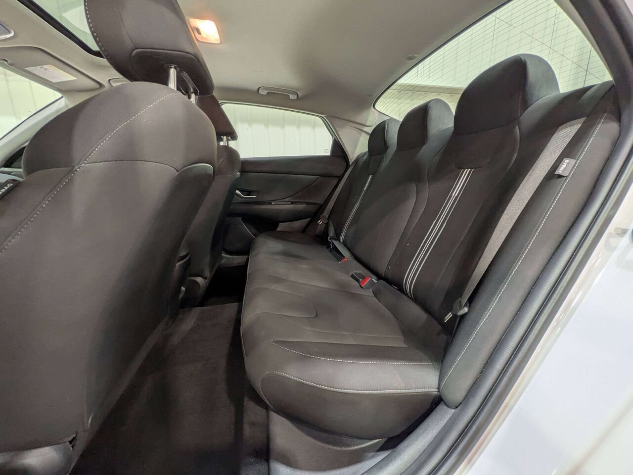 2025 Hyundai Elantra Preferred IVT w/Tech Pkg White Val-David - photo #10