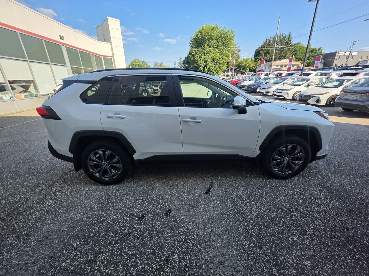 Toyota RAV4 XLE HYBRIDE 2023 Blanc Mont-Laurier - photo #3