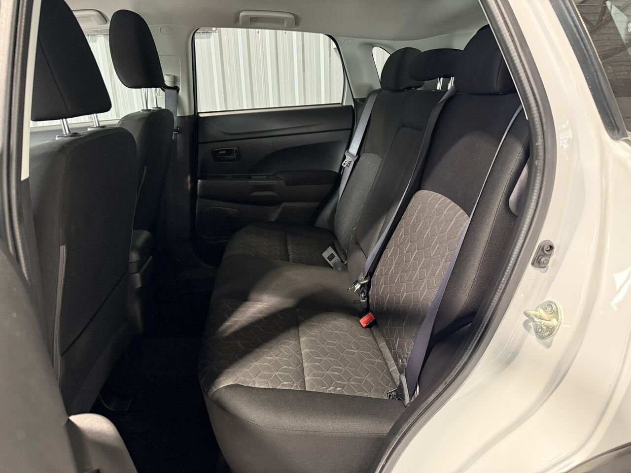 2023 Mitsubishi RVR White Mont-Laurier - photo #6