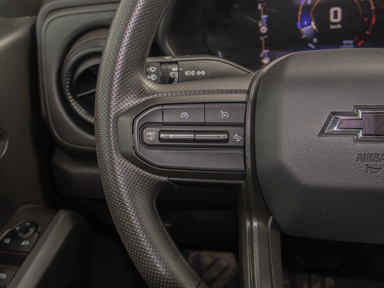 2023 Chevrolet Colorado 4WD Crew Cab Trail Boss White Sherwood Park - photo #22