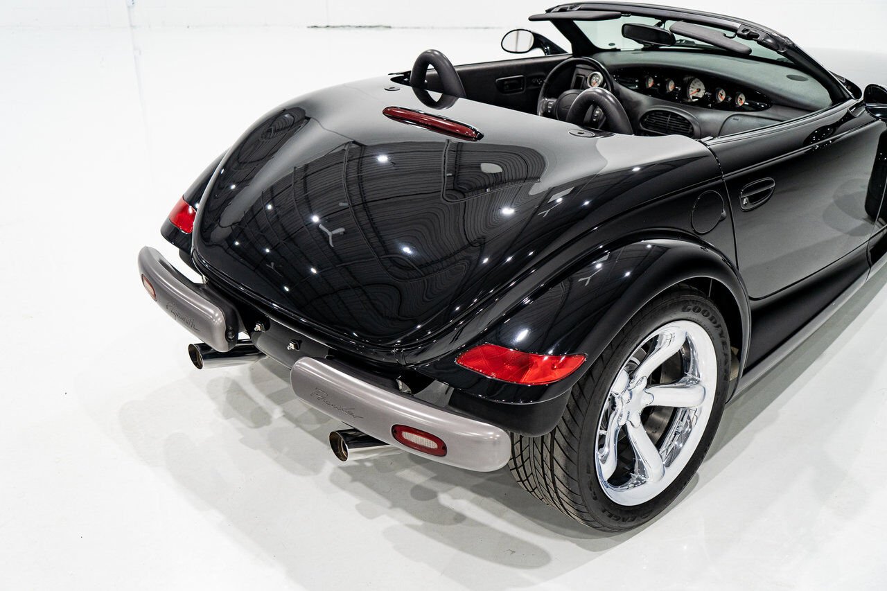 Plymouth Prowler Desirable Black Colour with only 7,611KM (4756mi) from new **PRICE IN USD** 1999 Noir Montréal - photo #60