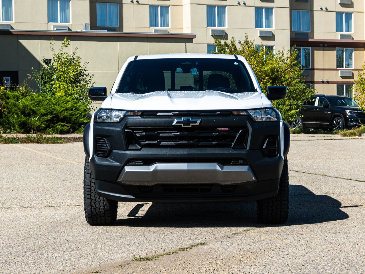 2024 Chevrolet Colorado 4WD Crew Cab Trail Boss White Sherwood Park - photo #2