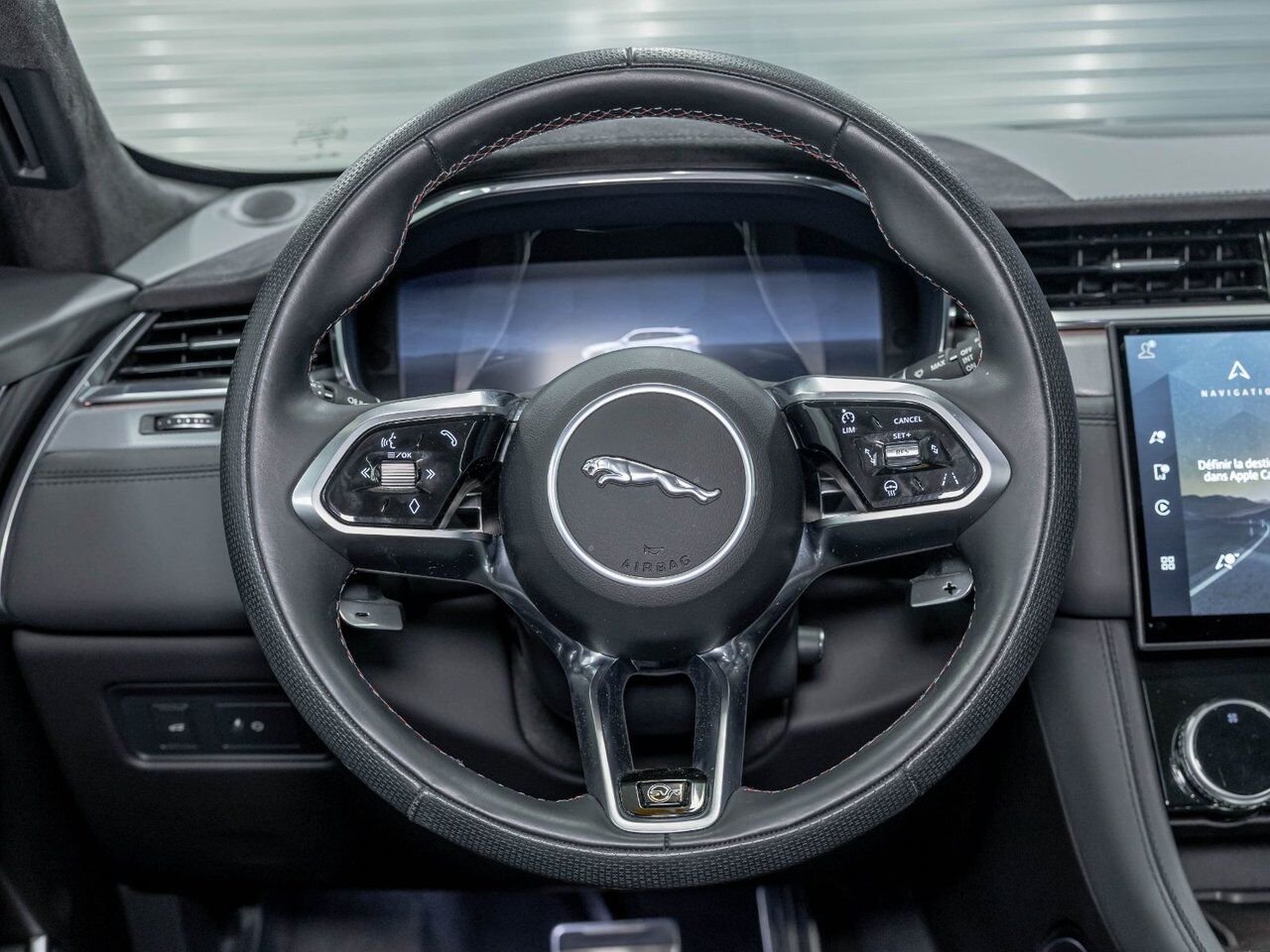 2025 Jaguar F-PACE P575 SVR EDITION AWD V8 *TOIT* NAV SIÈGES VENTIL Black Saint-Jérôme - photo #13
