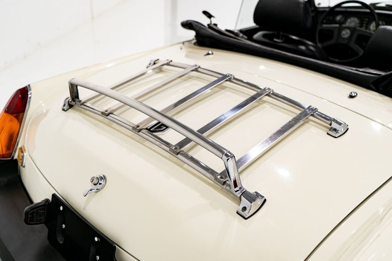 MG B Beautifully presented from former complete restoration 1979 Blanc Montréal - photo #51