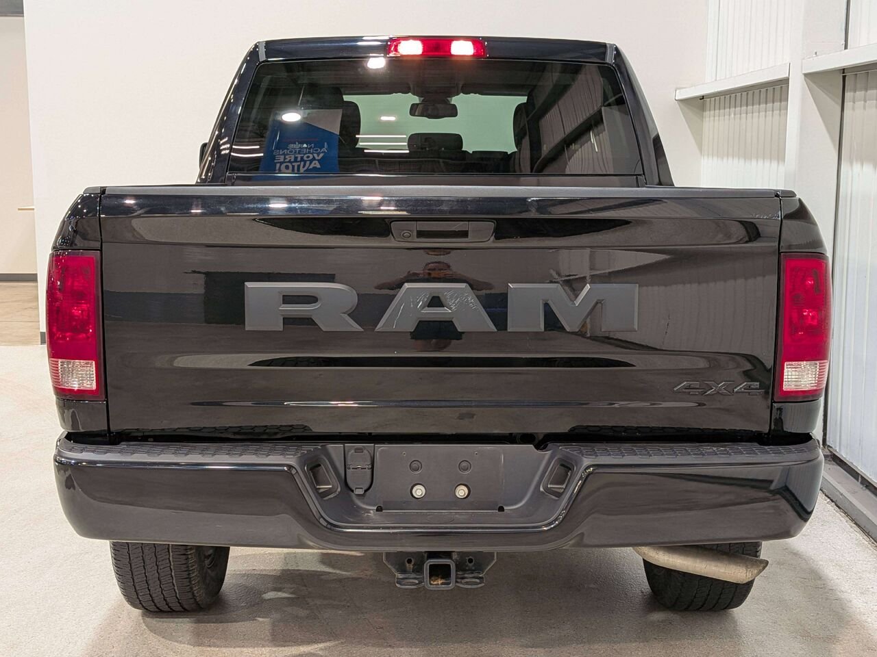 2021 Ram 1500 Classic Express 4x4 Crew Cab 5'7" Box Black Val-David - photo #6