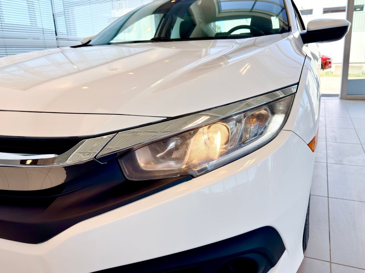 2018 Honda Civic Sedan White Notre-Dame-des-Prairies - photo #2