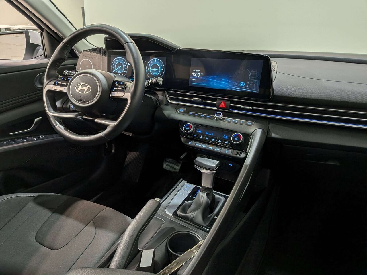 2025 Hyundai Elantra Preferred IVT w/Tech Pkg White Val-David - photo #19