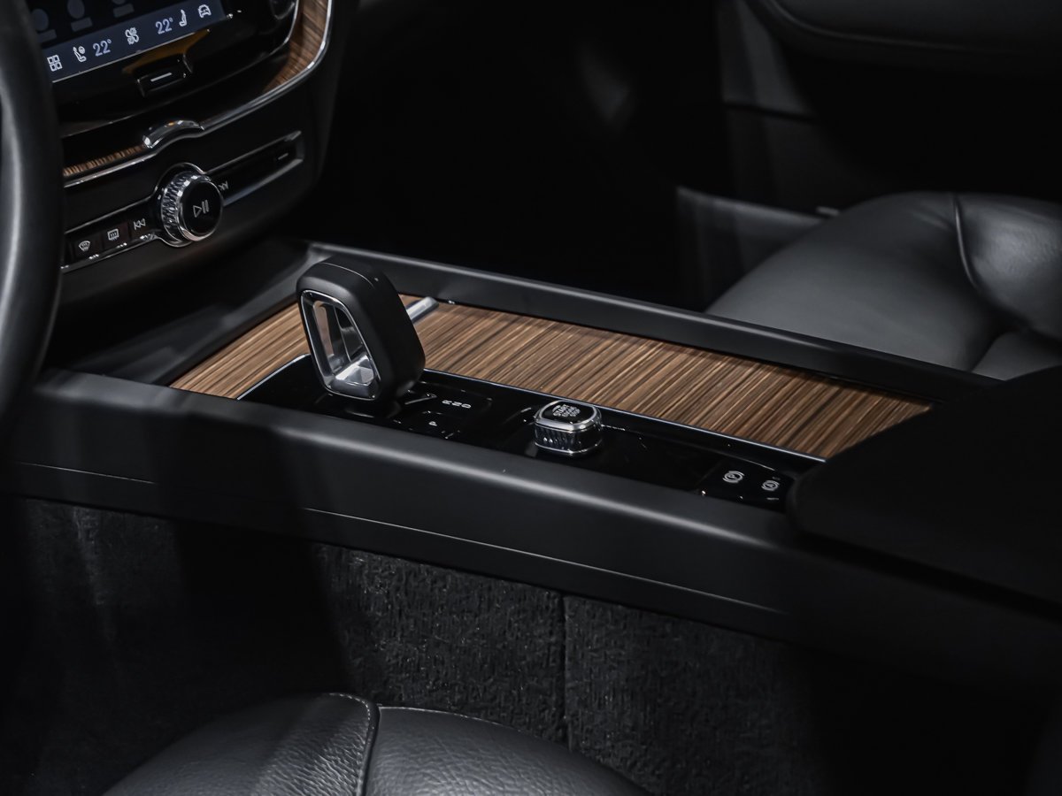 2023 Volvo XC60 B6 PLUS DARK CLIMAT HARMAN KARDON Purple Montreal - photo #6