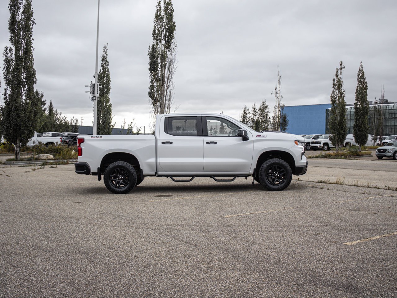 2024 Chevrolet Silverado 1500 4WD Crew Cab 147 LT Trail Boss White Sherwood Park - photo #13