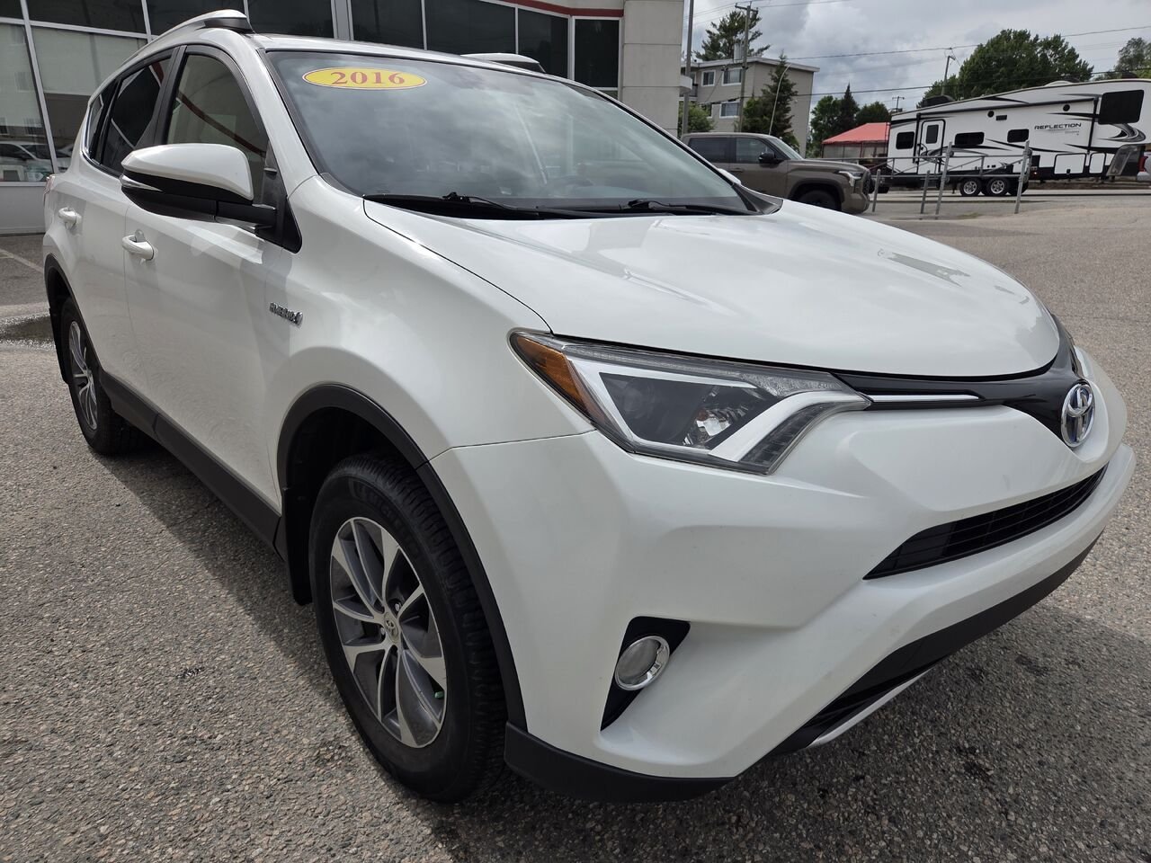 Toyota RAV4 Hybride 2016 Blanc Mont-Laurier - photo #2