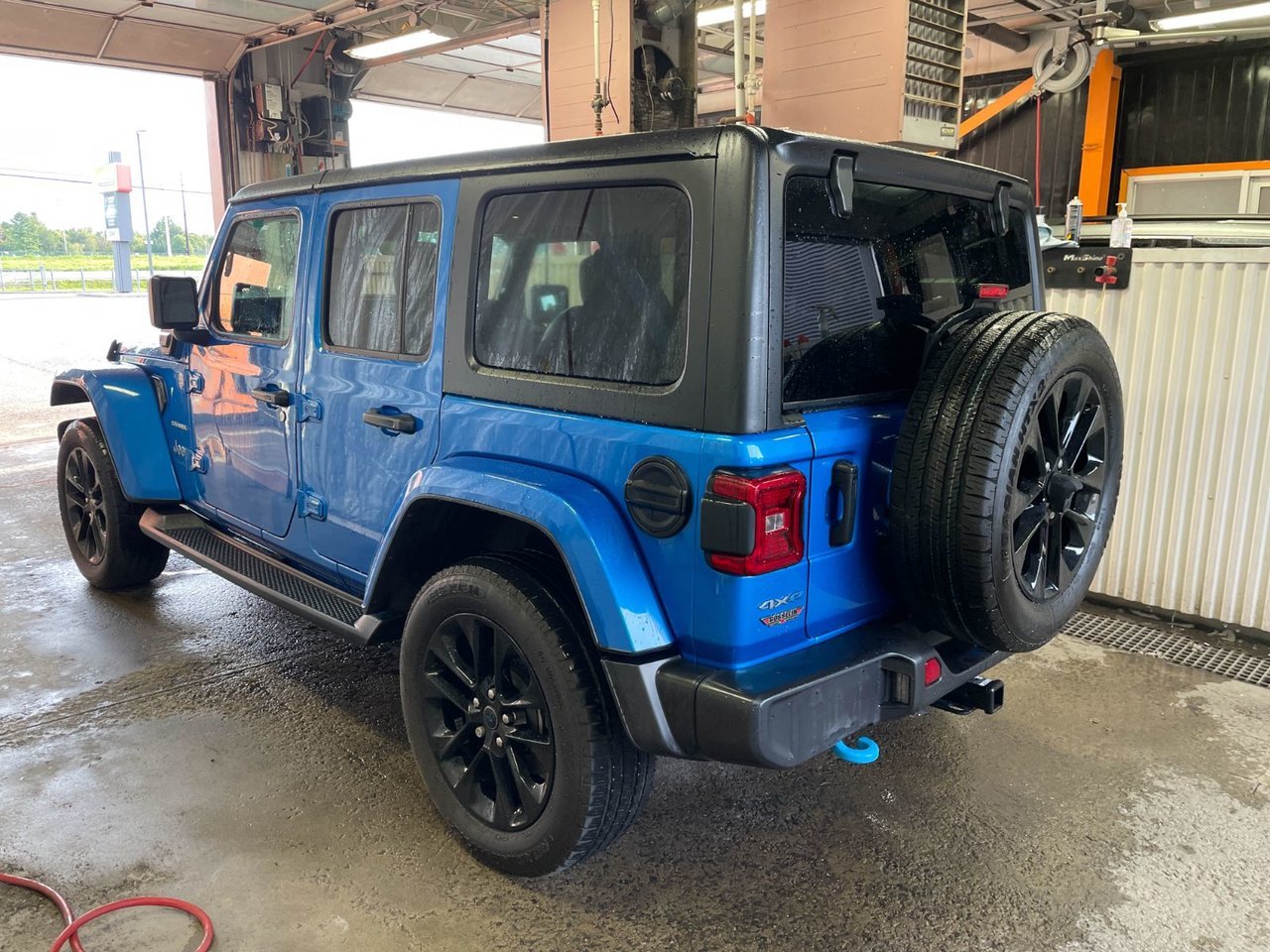 Jeep Wrangler 4xe SAHARA 4X4 GR TECH *NAV* CUIR SIÈGES CHAUFF ALPINE 2024 Bleu Saint-Jérôme - photo #5