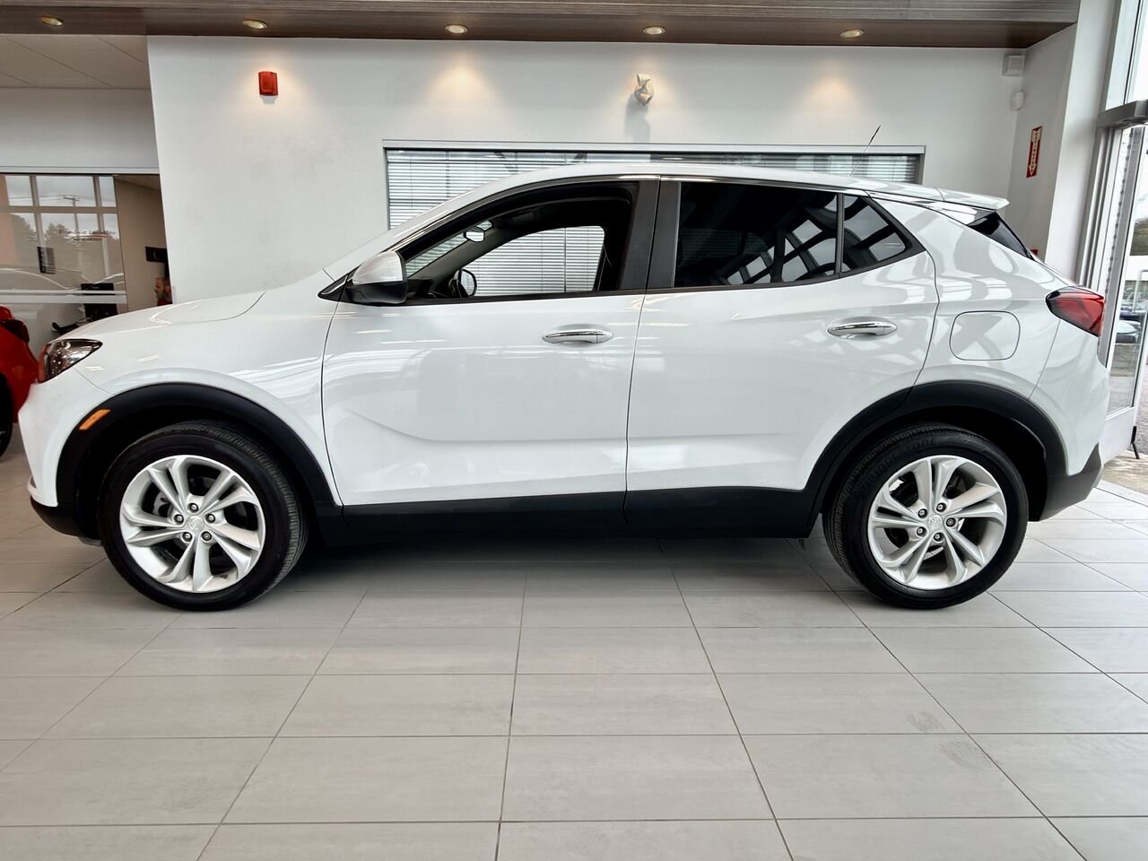 2021 Buick Encore GX White Notre-Dame-des-Prairies - photo #7