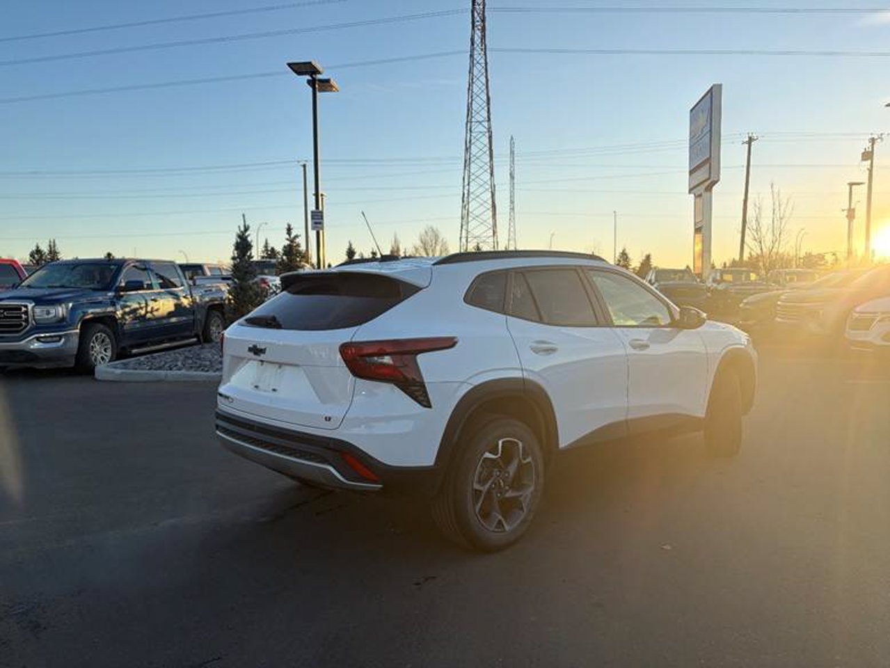 2025 Chevrolet Trax FWD 4dr LT White Sherwood Park - photo #4