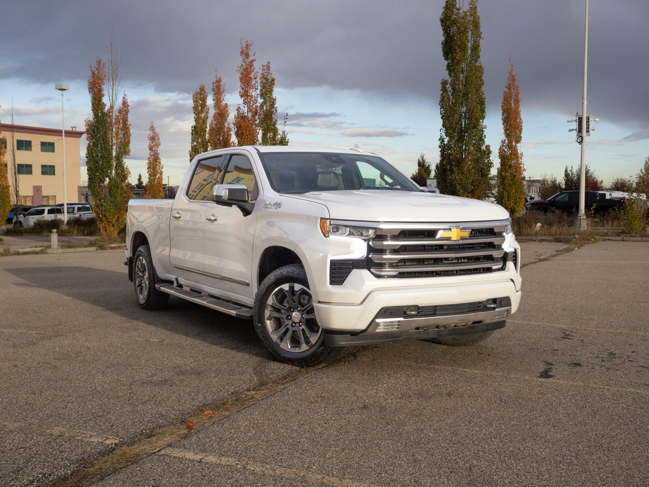2024 Chevrolet Silverado 1500 4WD Crew Cab 147 High Country White Sherwood Park - photo #1