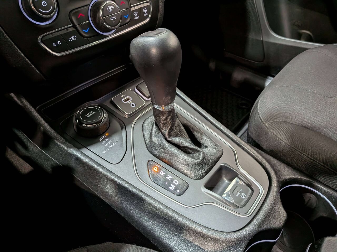 Jeep Cherokee 2019 Blanc Val-David - photo #28